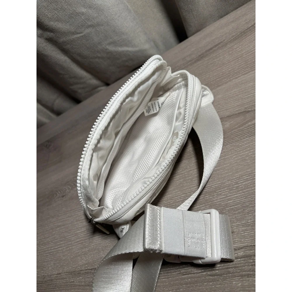 Lululemon Everywhere Belt Bag White Quilted Puffer‎ Nylon Crossbody Waist Active